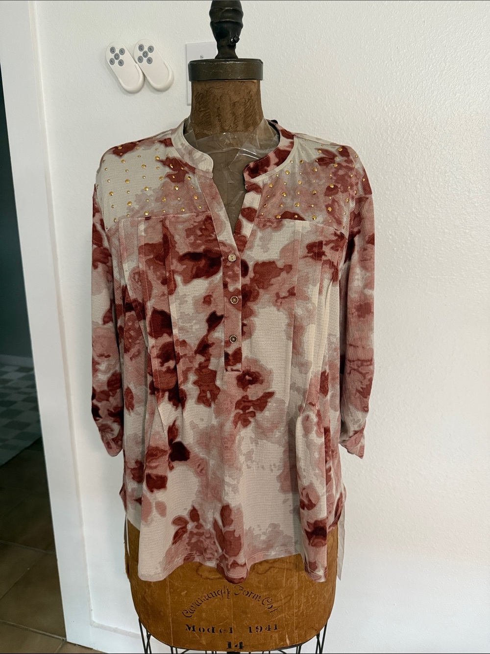 NWT Women's Ava & Grace Rose-Pattern Studded Henley Top - Pink Beige Size PXL